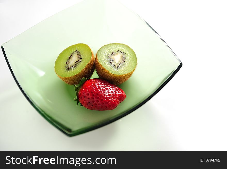 Kiwi and strawberry in a green plate
