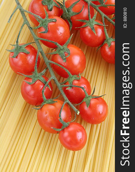 Tomatoes with raw spaghetti