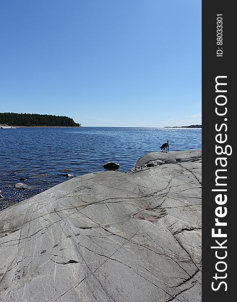 Water, Sky, Water resources, Coastal and oceanic landforms, Bedrock, Horizon