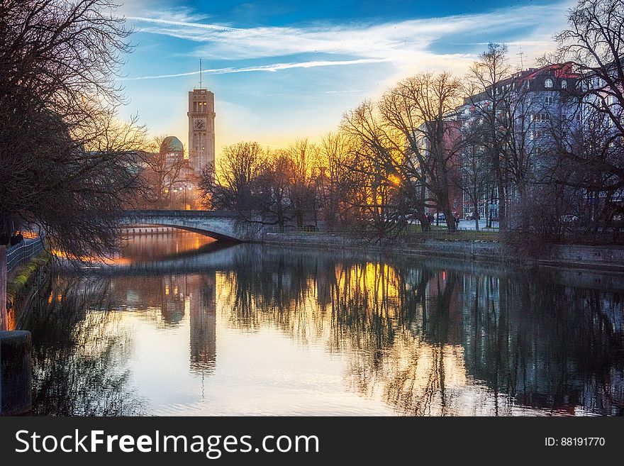 A view of the town of Munich and the barometer of the Deutsches Museum. A view of the town of Munich and the barometer of the Deutsches Museum.