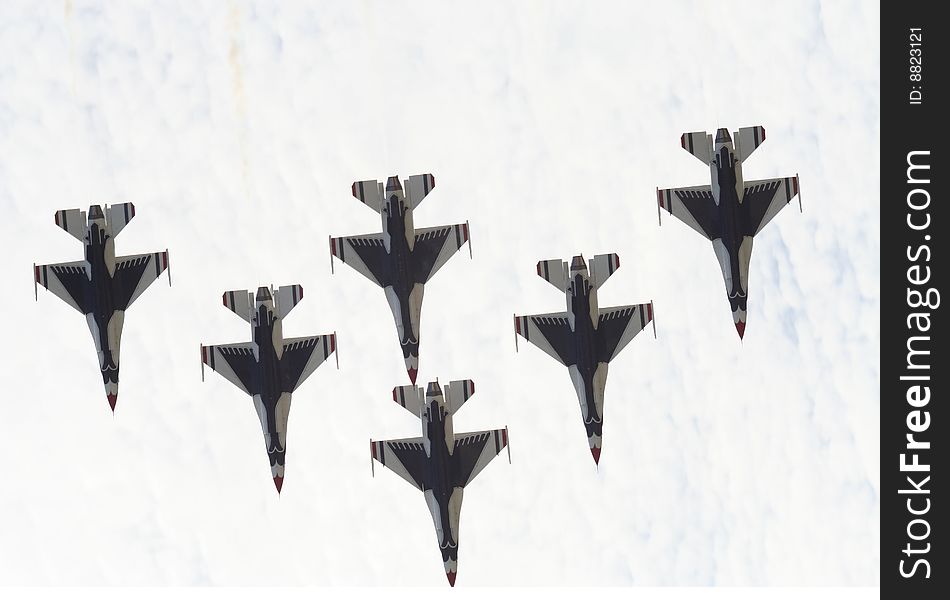 Five USAF Thunderbirds participate in a trick flight manuever. Five USAF Thunderbirds participate in a trick flight manuever.