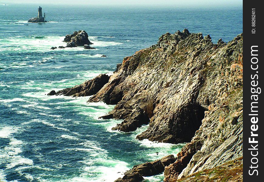 La Pointe du Raz est un promontoire rocheux constituant la partie la plus avancée vers l&#x27;ouest du Cap Sizun, face à l&#x27;Iroise au sud-ouest du Finistère. Située à l&#x27;ouest de la commune de Plogoff, elle forme une « proue » d&#x27;une hauteur de 72 mètres dominant le Raz de Sein. C&#x27;est l&#x27;un des sites les plus emblématiques des côtes granitiques de la Bretagne. La Pointe du Raz est un promontoire rocheux constituant la partie la plus avancée vers l&#x27;ouest du Cap Sizun, face à l&#x27;Iroise au sud-ouest du Finistère. Située à l&#x27;ouest de la commune de Plogoff, elle forme une « proue » d&#x27;une hauteur de 72 mètres dominant le Raz de Sein. C&#x27;est l&#x27;un des sites les plus emblématiques des côtes granitiques de la Bretagne.