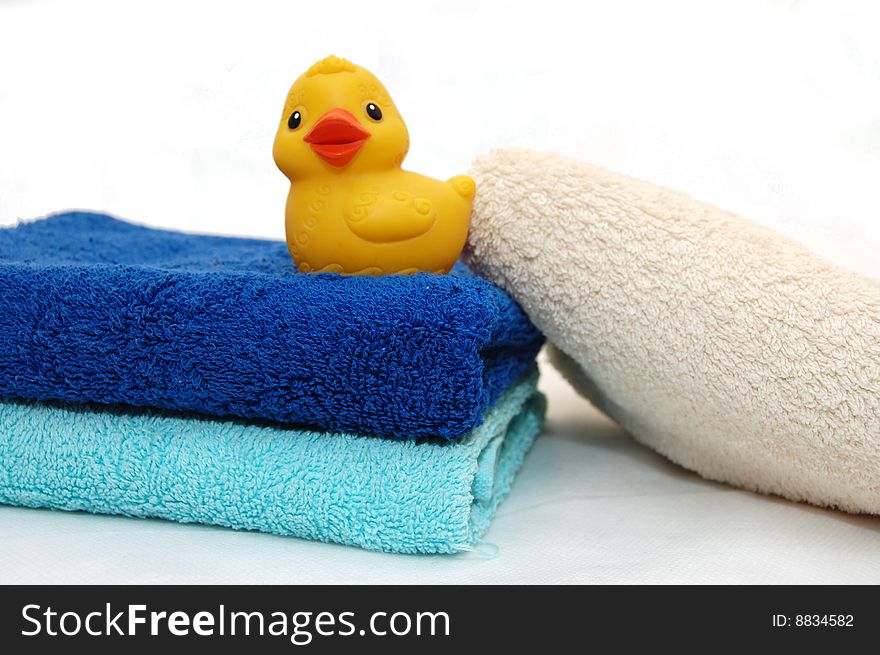 The combined colour towels with a toy