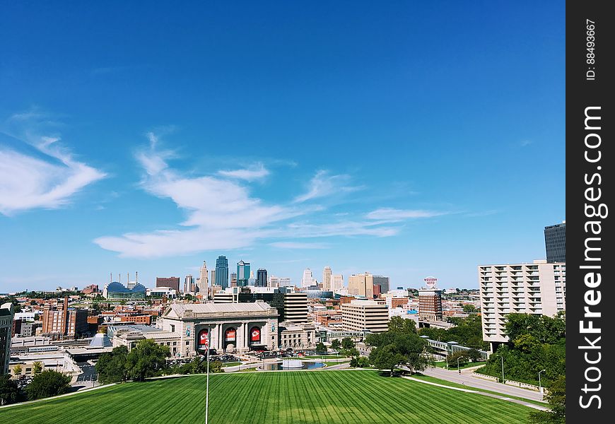 A view over Kansas City and the Union Station with Henry Wollman Bloch Fountain in front of it.