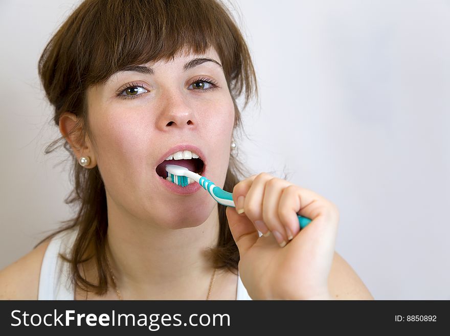 Young woman cleaning teeth