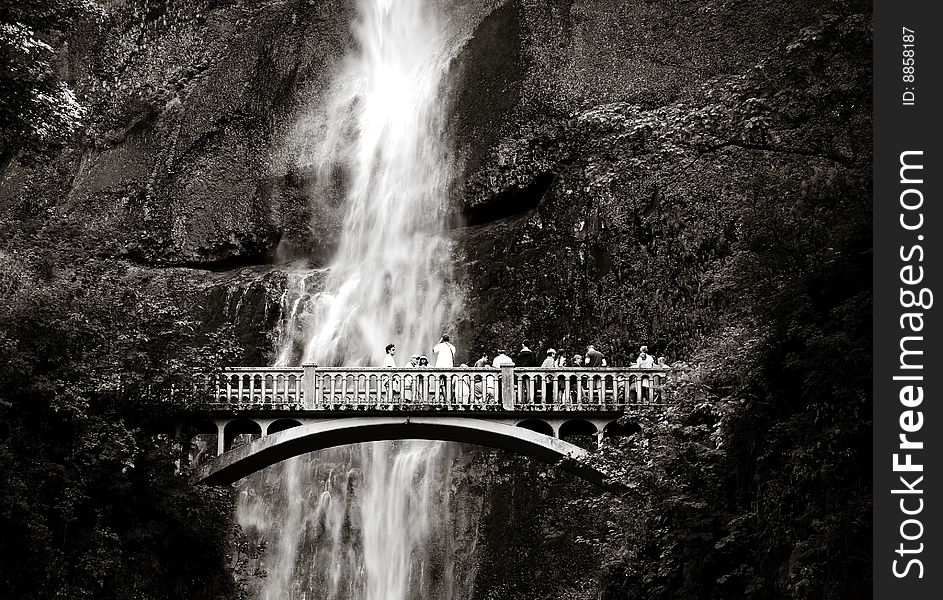Multnomah Falls in Fall, Oregon. Multnomah Falls in Fall, Oregon