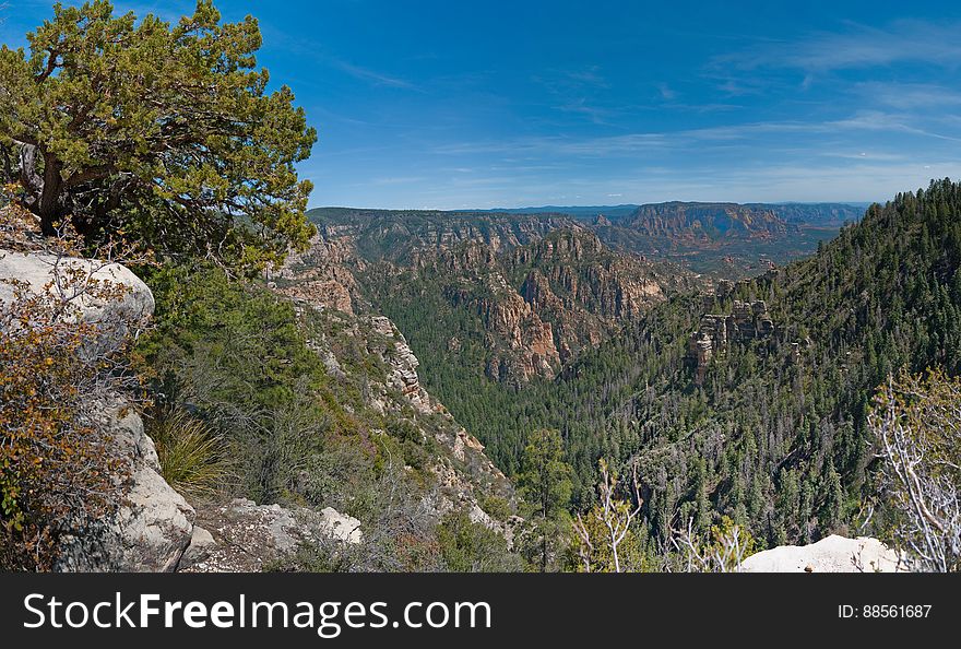 South Pocket Overlook &#x28;panorama&#x29;. We headed out of Flagstaff down Woody Mountain Road for a week of camping and day hiking around the Rattlesnake Mesa area. The area is north of Sedona&#x27;s Secret Canyon, on top of the Mogollon Rim. There are several trails, mostly unmaintained, heading along or off the edge of the Rim. For the first day&#x27;s hike, we headed for FS Trail #9, which heads across Little Round Mountain and along the Rim around South Pocket... Read the blog entry for this hike