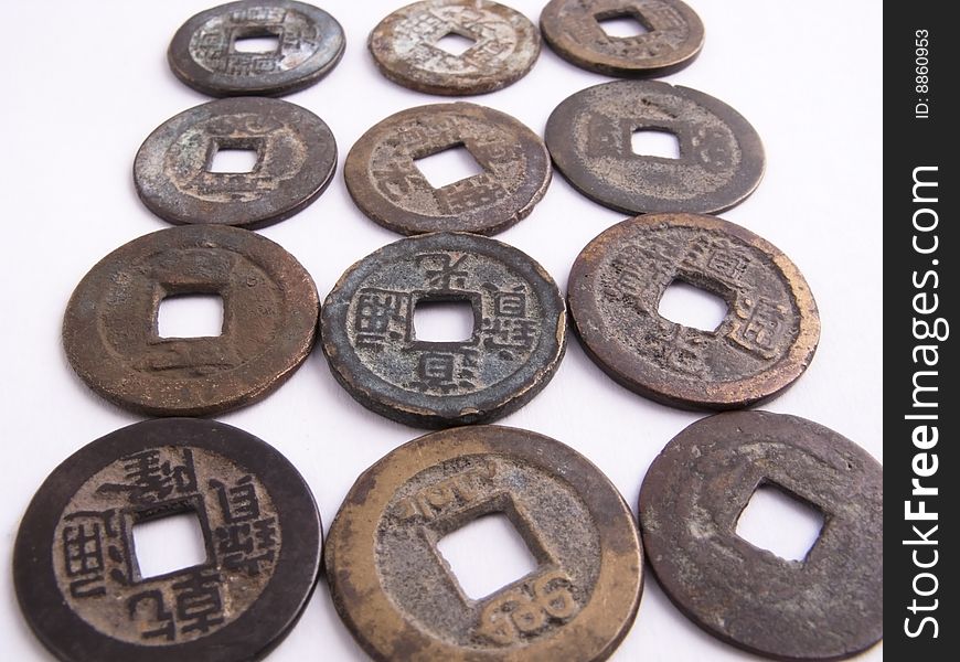 Picture of a bulk lot of old chinese coins. Picture of a bulk lot of old chinese coins.