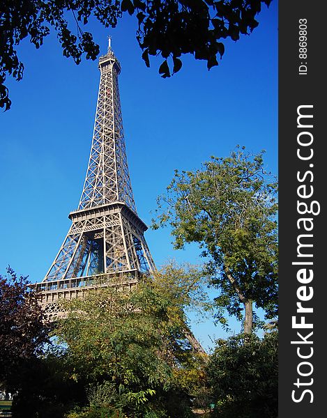 Tour D Eiffel In Blue Sky