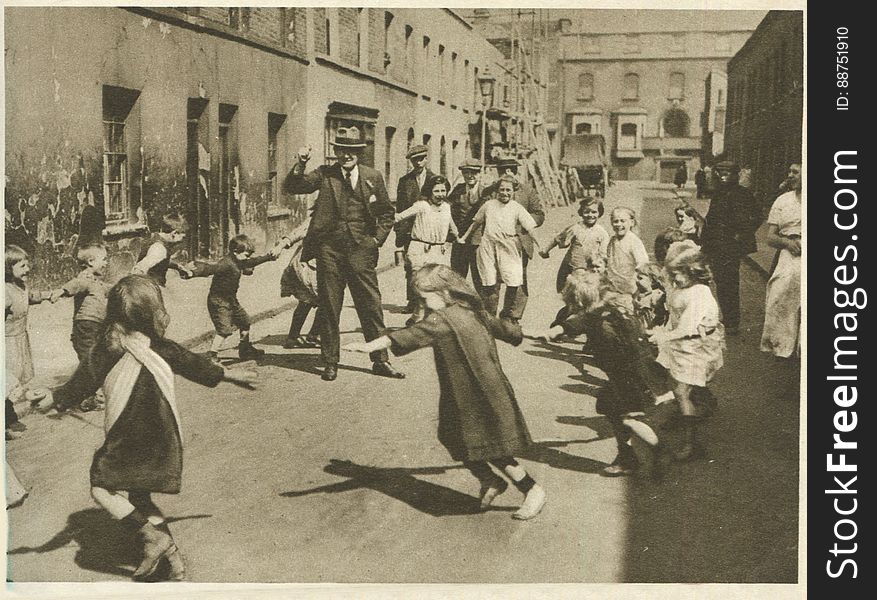 somewhere in Poplar, London Photogravure by Donald Macleish from Wonderful London by St John Adcock, 1927. Children playing a skipping game in an East End street. somewhere in Poplar, London Photogravure by Donald Macleish from Wonderful London by St John Adcock, 1927. Children playing a skipping game in an East End street.
