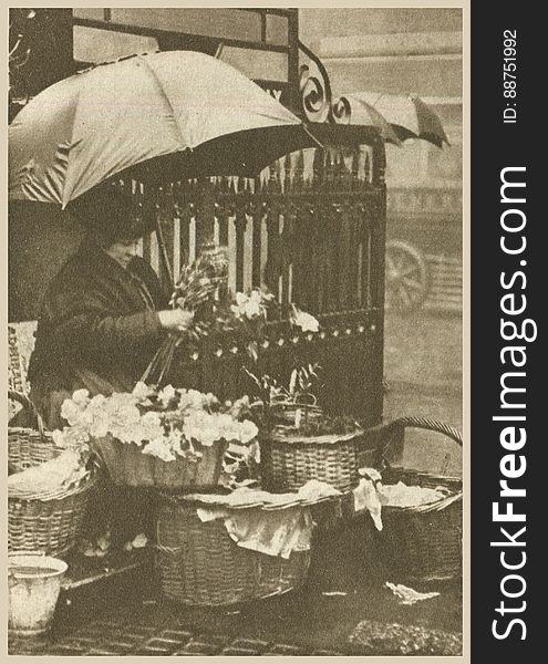 London, 1920s Photogravure by Donald Macleish from Wonderful London by St John Adcock, 1927. At Piccadilly Circus the flower seller is to be observed in her most prosperous state. At one time the flower sellers of London dealt for the lost-part in buttonholes, because the City clientele was almost exclusively male. Now cut flowers are on sale as a sign of feminine custom. More at www.wonderfullondon.tumblr.com/