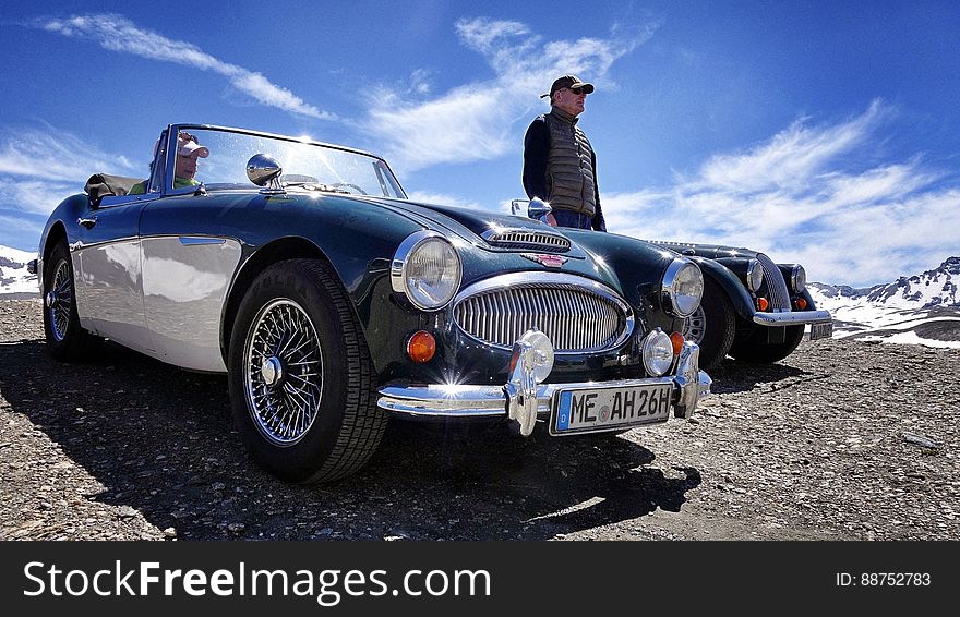 The Healey Hundred was a sensation at the 1952 Earl’s Court Motor Show. Austin’s Leonard Lord had already contracted to supply the engines, but when he noticed the sports car’s impact, he decided he wanted to build it too — it was transformed overnight into the Austin-Healey 100. Donald Healey had spotted a gap in the American sports car market between the Jaguar XK120 &#x28;seepages 298—301&#x29; and the cheap and cheerful MG T series &#x28;seepages 380—83&#x29;. His hunch was right, for about 80 per cent of all production went Stateside. Over the years this rugged bruiser became increasingly civilized. In 1956, it received a six-cylinder engine in place of the four, but in 1959 the 3000 was born. It became increasingly refined, with front disc brakes, then wind-up windows, and ever faster. Our featured car is the last of the line, a 3000 Mk3. Although perhaps verging on grand-tourer territory, it is also the fastest of all Big Healeys and still a true sports car. &#x28;Source: thewheelsofsteel&#x29;. The Healey Hundred was a sensation at the 1952 Earl’s Court Motor Show. Austin’s Leonard Lord had already contracted to supply the engines, but when he noticed the sports car’s impact, he decided he wanted to build it too — it was transformed overnight into the Austin-Healey 100. Donald Healey had spotted a gap in the American sports car market between the Jaguar XK120 &#x28;seepages 298—301&#x29; and the cheap and cheerful MG T series &#x28;seepages 380—83&#x29;. His hunch was right, for about 80 per cent of all production went Stateside. Over the years this rugged bruiser became increasingly civilized. In 1956, it received a six-cylinder engine in place of the four, but in 1959 the 3000 was born. It became increasingly refined, with front disc brakes, then wind-up windows, and ever faster. Our featured car is the last of the line, a 3000 Mk3. Although perhaps verging on grand-tourer territory, it is also the fastest of all Big Healeys and still a true sports car. &#x28;Source: thewheelsofsteel&#x29;