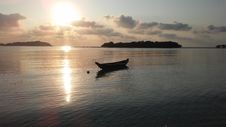 Boat In Front Of Ko Na Thian And Ko Mat Lang Islands During Sunrise On Koh Samui Island, Thailand. Royalty Free Stock Images