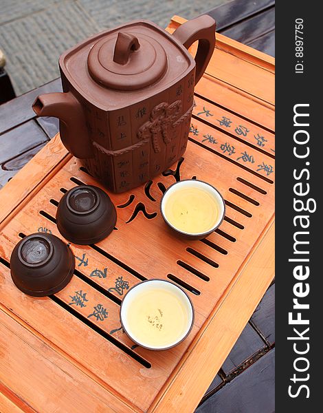 Teapot and cups filled with tea