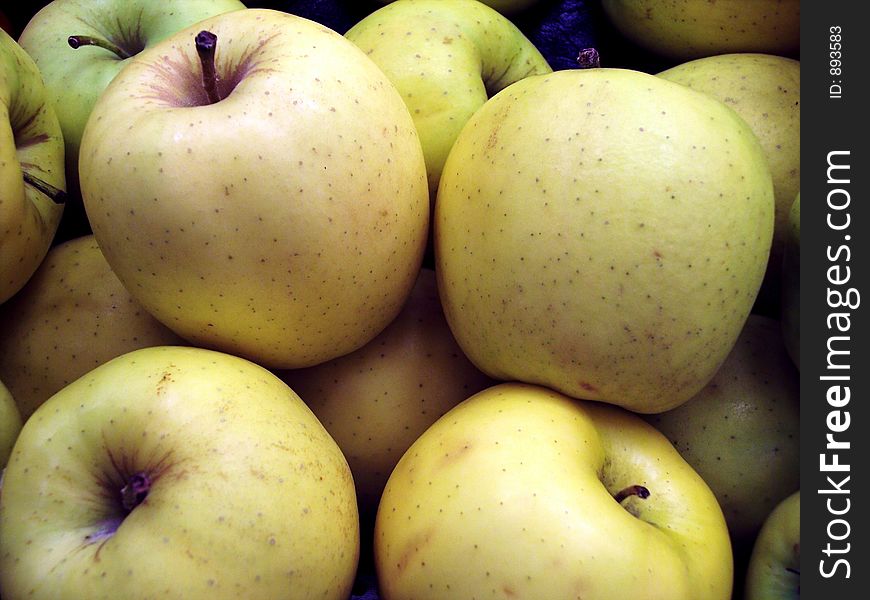 A pile of yellow apples