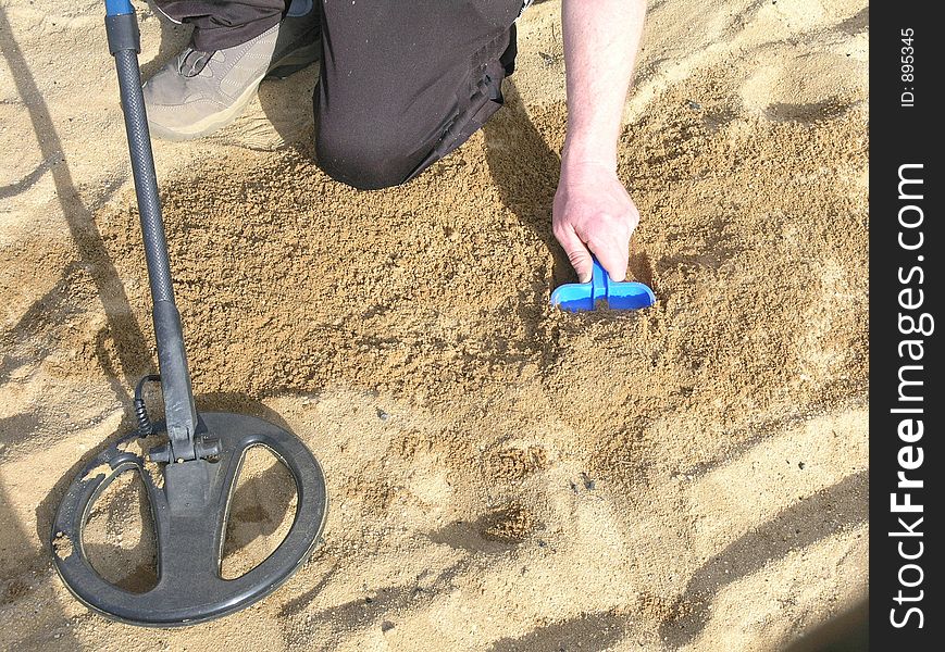 The great find is somwhere there. I'll wand my way until I find the prise.  Will it be gold, silver Jewels, bottle tops or foil?. The great find is somwhere there. I'll wand my way until I find the prise.  Will it be gold, silver Jewels, bottle tops or foil?