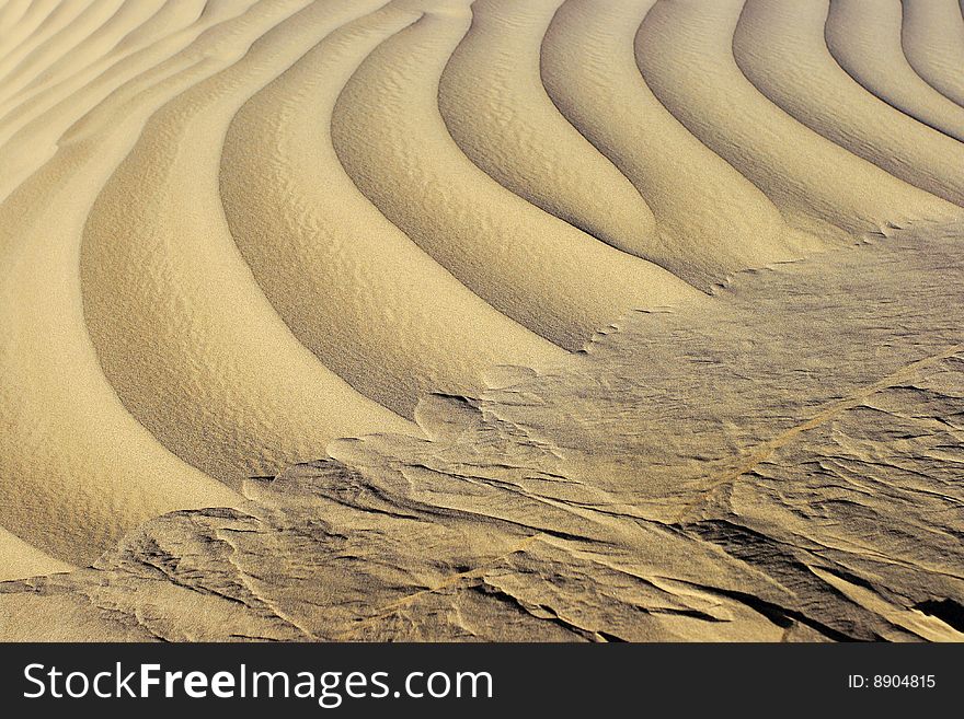 Taklamakan desert. Taklamakan is known as one of the largest sandy deserts in the world, ranking 15th in size in a ranking of the world's largest non-polar deserts. Taklamakan desert. Taklamakan is known as one of the largest sandy deserts in the world, ranking 15th in size in a ranking of the world's largest non-polar deserts.