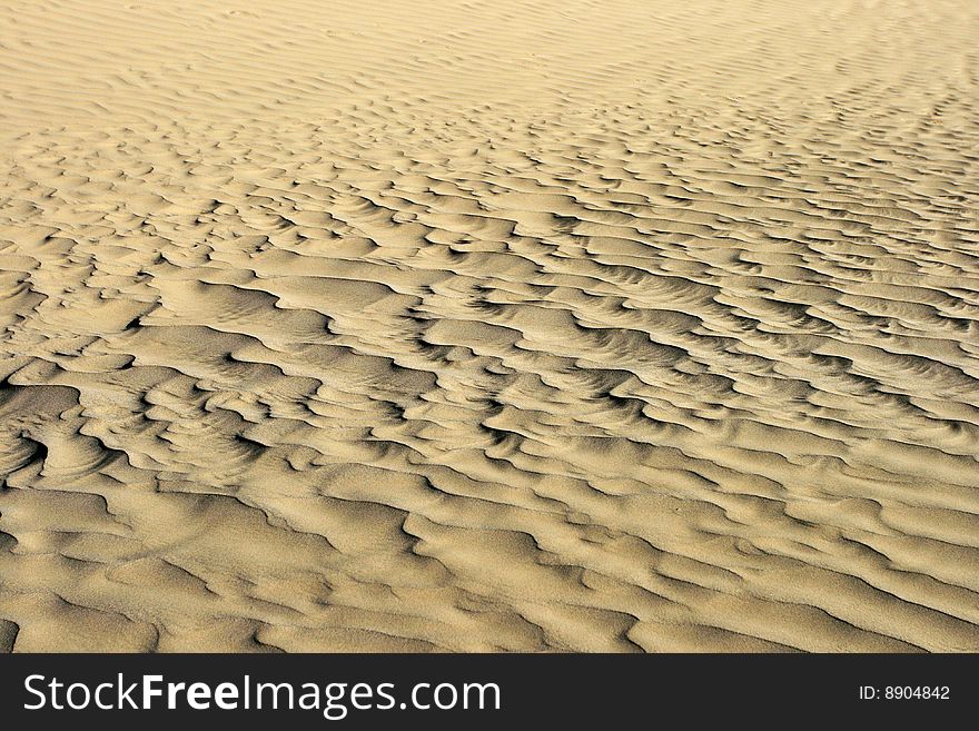 Taklamakan desert. Taklamakan is known as one of the largest sandy deserts in the world, ranking 15th in size in a ranking of the world's largest non-polar deserts. Taklamakan desert. Taklamakan is known as one of the largest sandy deserts in the world, ranking 15th in size in a ranking of the world's largest non-polar deserts.