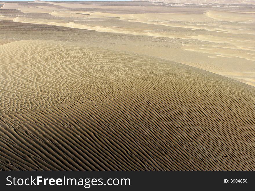 Taklamakan desert. Taklamakan is known as one of the largest sandy deserts in the world, ranking 15th in size in a ranking of the world's largest non-polar deserts. Taklamakan desert. Taklamakan is known as one of the largest sandy deserts in the world, ranking 15th in size in a ranking of the world's largest non-polar deserts.