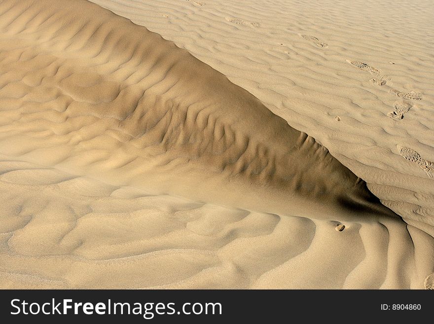 Taklamakan desert. Taklamakan is known as one of the largest sandy deserts in the world, ranking 15th in size in a ranking of the world's largest non-polar deserts. Taklamakan desert. Taklamakan is known as one of the largest sandy deserts in the world, ranking 15th in size in a ranking of the world's largest non-polar deserts.