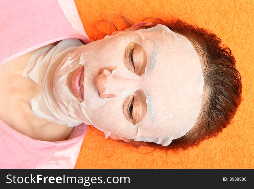 Humidifying cosmetic mask for the person