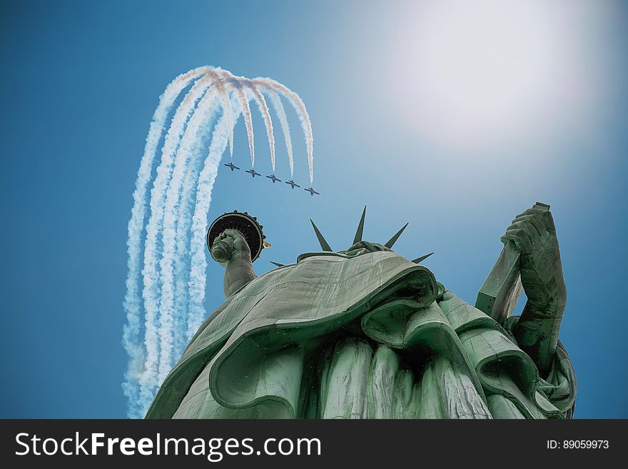 Airplanes doing aeronautics show over the Statue of Liberty. Airplanes doing aeronautics show over the Statue of Liberty.