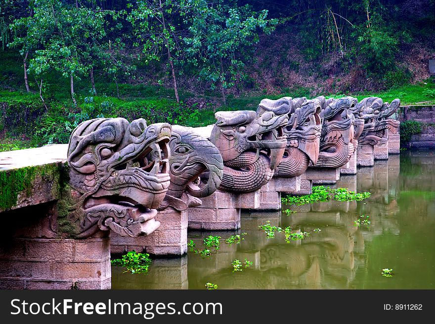 Luding County, Long pontine heritage is a key state, the bridge was built in the Ming Dynasty Hongwu (1368-1398) years, has been 600 years. Old Bridge in the construction of China工程浩大, carving is very beautiful, vivid and unique design, exquisite workmanship, high quality arts, the country has well-preserved Old Bridge rare. Luding County, Long pontine heritage is a key state, the bridge was built in the Ming Dynasty Hongwu (1368-1398) years, has been 600 years. Old Bridge in the construction of China工程浩大, carving is very beautiful, vivid and unique design, exquisite workmanship, high quality arts, the country has well-preserved Old Bridge rare.