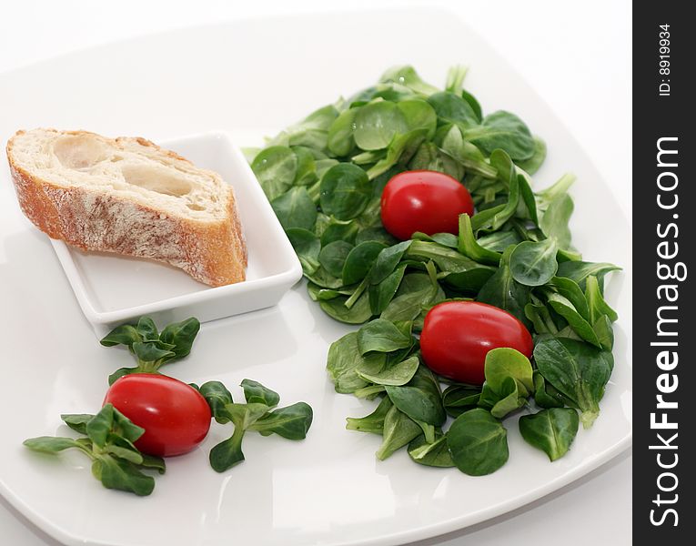 A fresh salad of field-salad with tomatoes