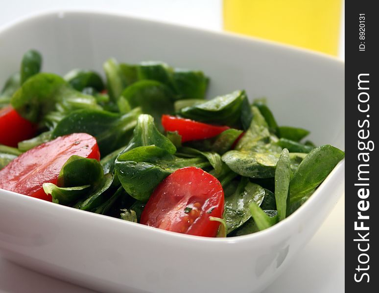 A fresh salad of field-salad with tomatoes