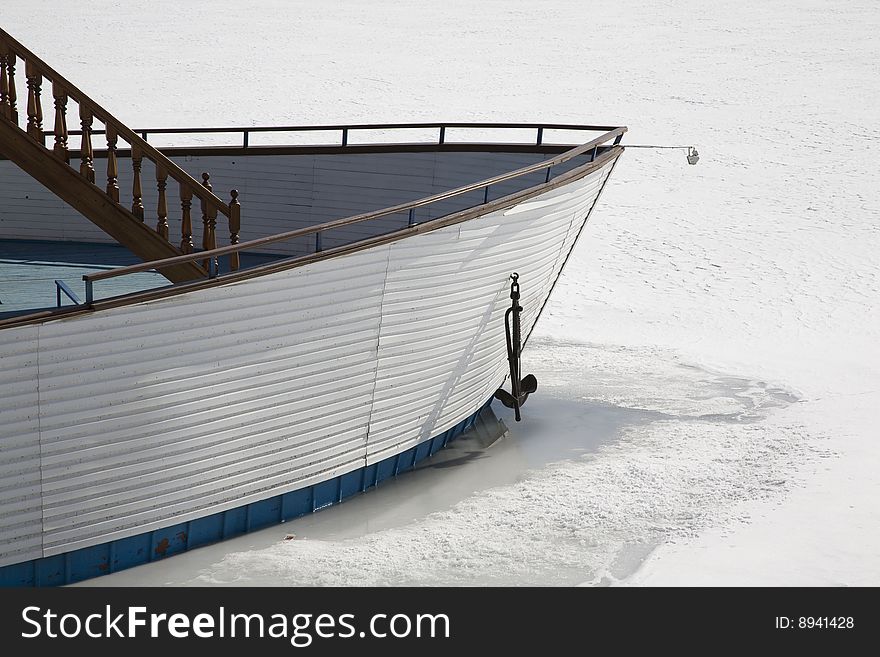 The wooden vessel was locked in ice (Ekaterinburg). The wooden vessel was locked in ice (Ekaterinburg)