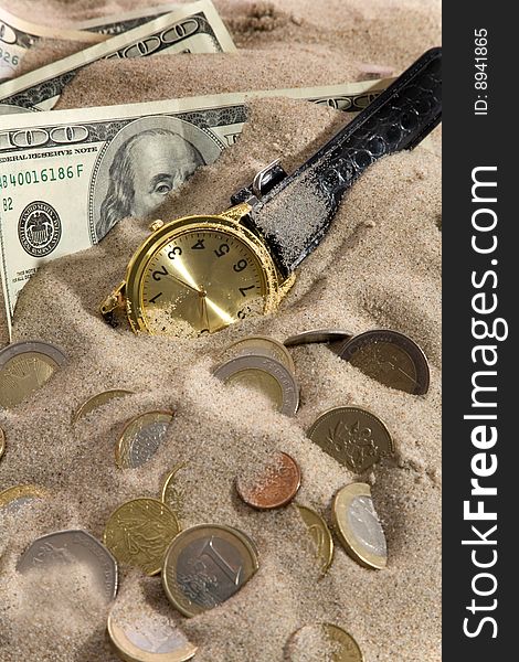 Clock and financial crisis on sand