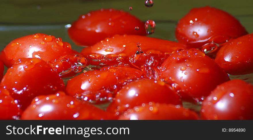 Tomato water droplets fall, the passing water