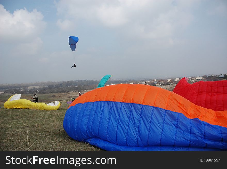 People learns to fly on paraplane in Almaty