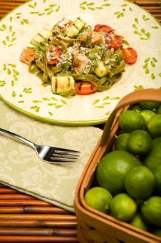 Spinach Fettucini With Chicken And Vegetables Royalty Free Stock Photos