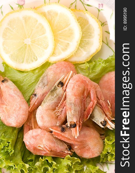 Food series: tasty shrimp with lemon and lettuce