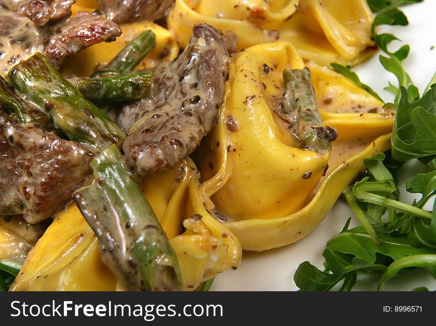 Tortellini with meet and asparagus