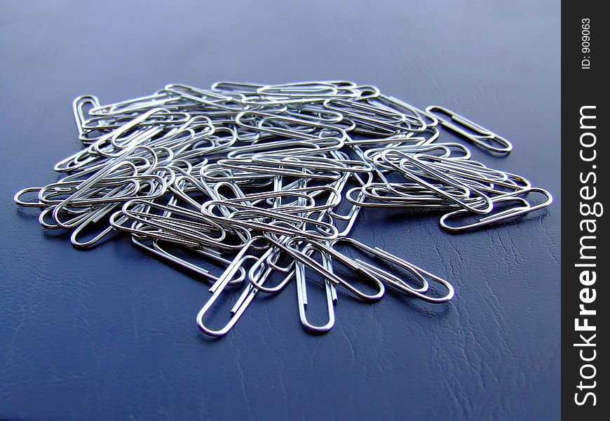 Many paper clips on the desktop