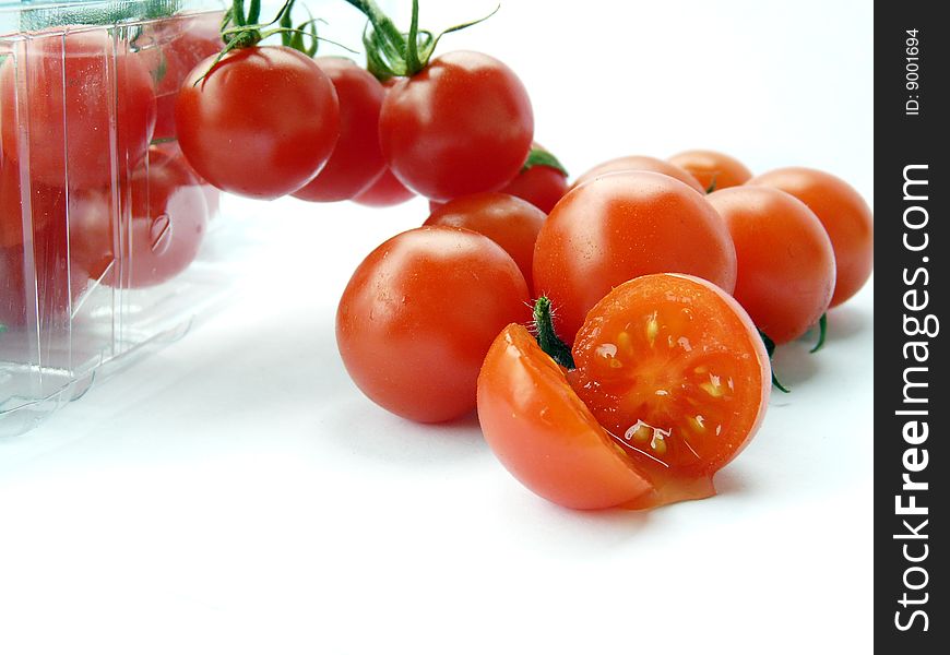 Some red tomatoes in bowl