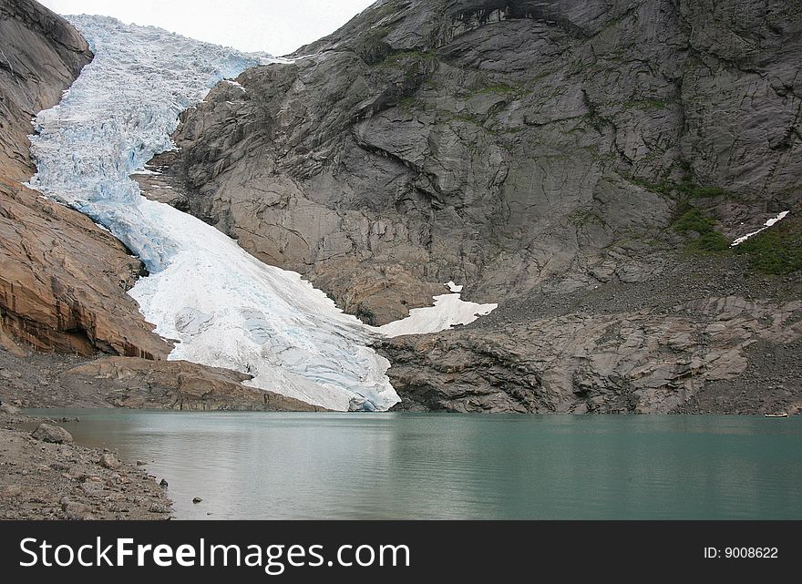 Glacier climbs down in mountain lake