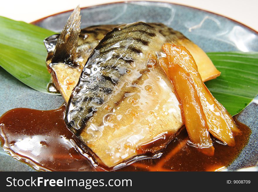 A fried fish with fruit