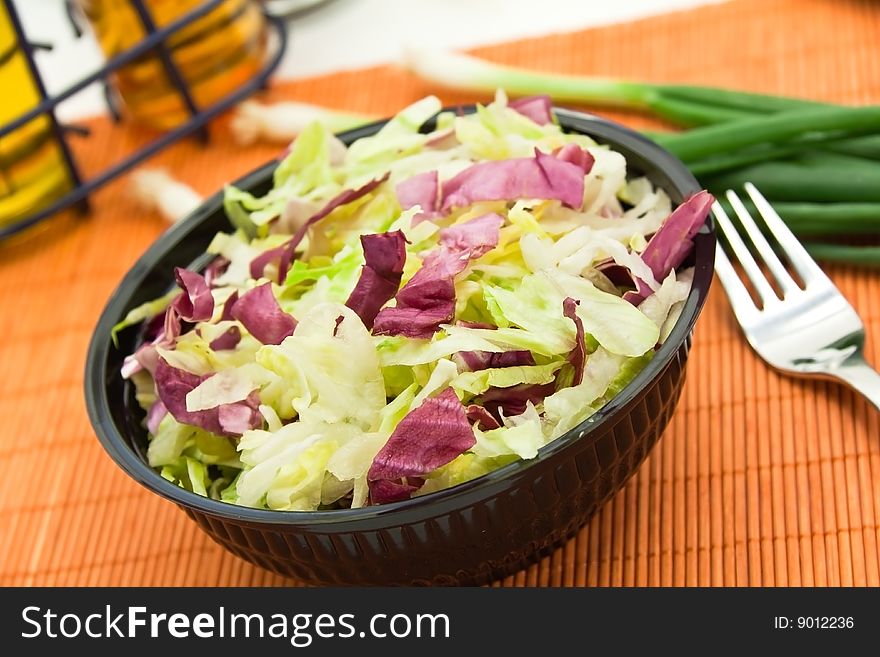 Fresh mixed salad with onion .