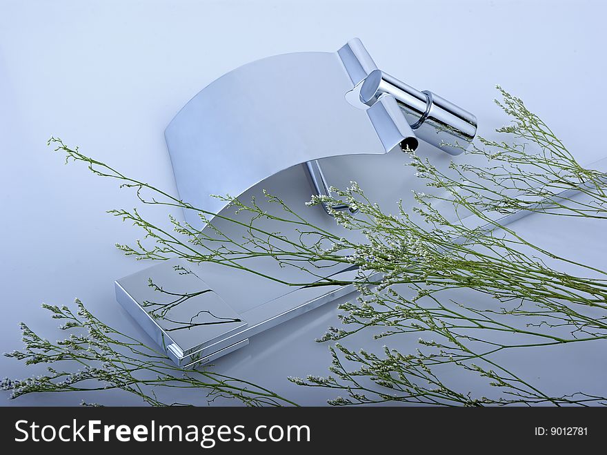 A paper towel cover and towel bar in witte background