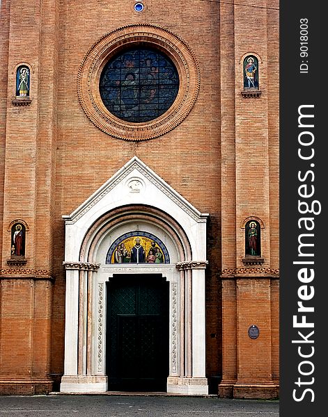 Rose window and portal with statues