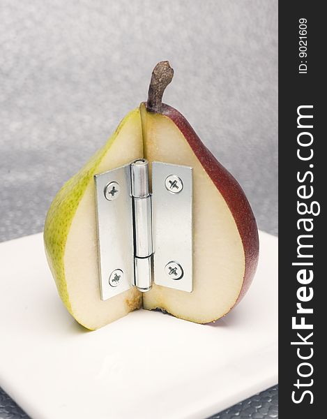 Bartlett and red pears with steel hinge. Bartlett and red pears with steel hinge
