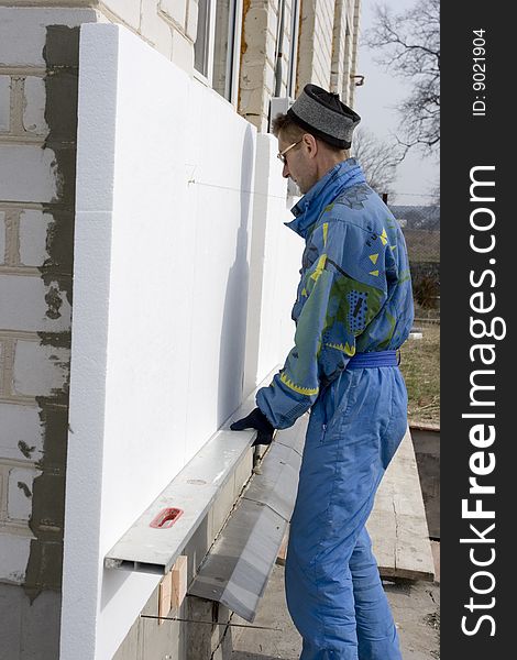 Check to accuracy of the installation polystyrene plates
