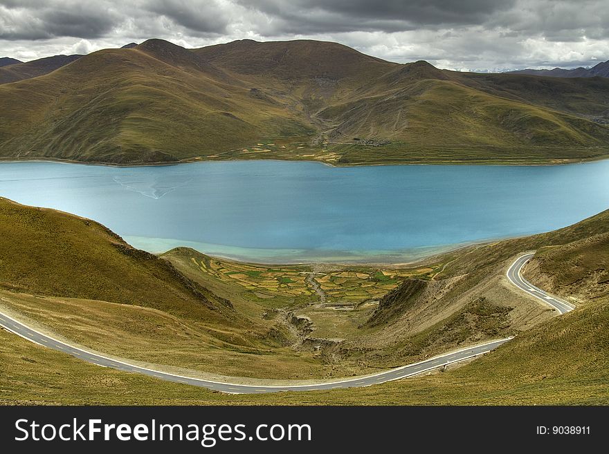 A HDR photo of a lake in Tibet