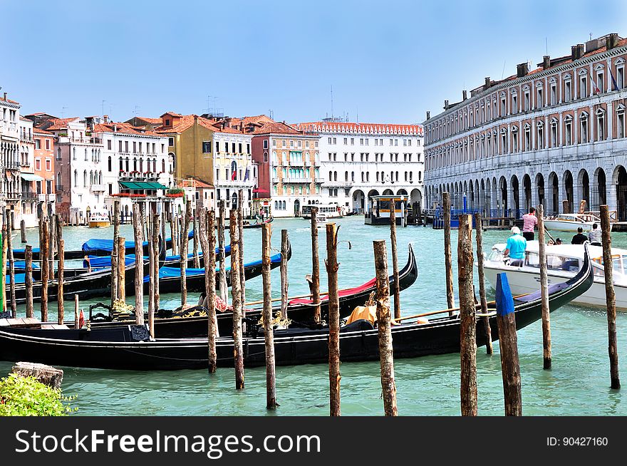 Gondolas at Hotel Ca&x27; Sagredo - Grand Canal - Rialto - Venice Italy Venezia - Creative Commons by gnuckx