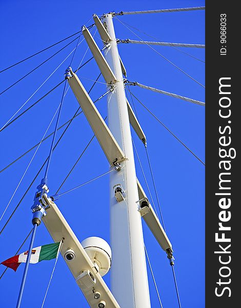 The mast of the boat with the flag of Italy and radar. The mast of the boat with the flag of Italy and radar