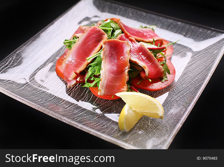 Salad with a raw tuna