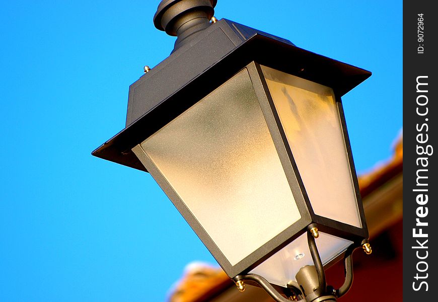 a beautiful image of an old fashion lamp